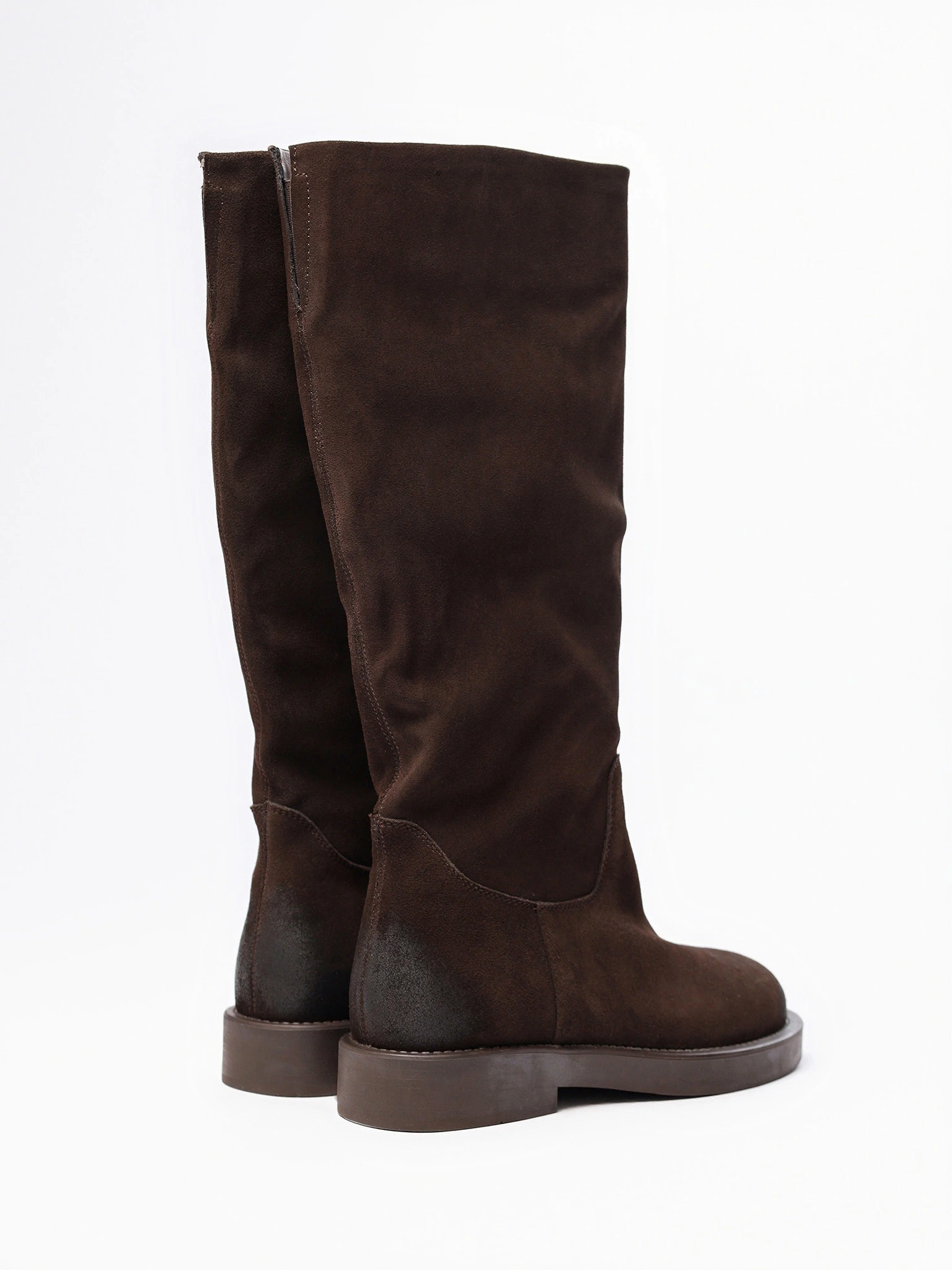 Сапоги коричневого цвета на низком каблуке